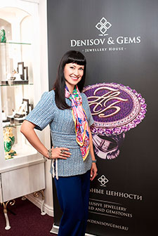 Нонна Гришаева в ювелирном салоне «Галерея самоцветов»