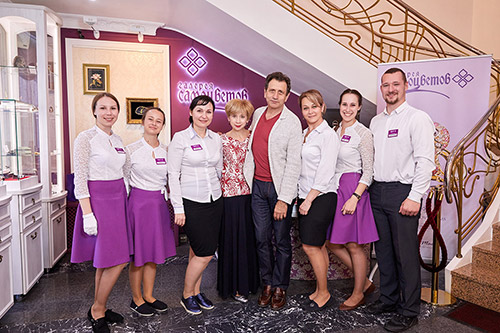 Евгений Князев и Елена Дунаева с сотрудниками премиум-салона Denisov & Gems на Арбате