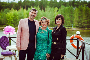 хозяйка праздника Роза Сябитова и семейна пара Влад и Рита Денисовы