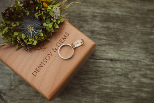 Обручальные кольца для новобрачных в подарок от ювелирного дома «Denisov&Gems»