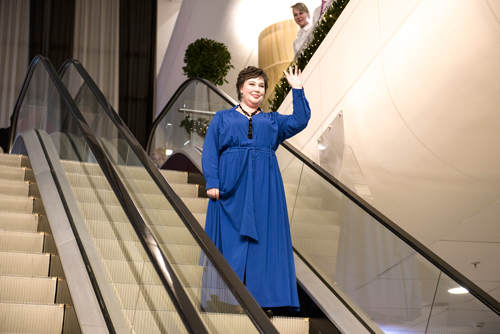 Модель Ольга Будилина, управляющая региональной сетью холдинга «Галерея самоцветов», в платье от Надежды Бабкиной