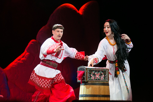Виктор Добронравов и Светлана Пронина в спектакле «Ночь перед Рождеством» 