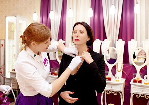 Алика Смехова выбирает украшения в «Галерее самоцветов»