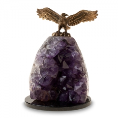 Скульптура  "Орел на жеоде" Камень аметист, долерит