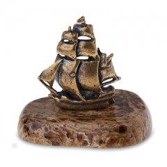 Фигурка из камня "Кораблик"  Камень янтарь, литье бронза