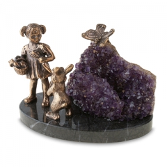 Композиция из камня "Девочка с зайцем" Камень аметист, литье бронза