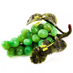Гроздь винограда зеленая, драгоценый камень Змеевик, флюорит