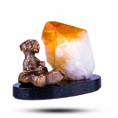 Фигурка из камня "Барбос с ботинком" Камень цитрин