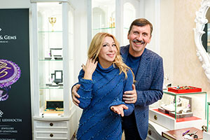 Влад Денисов и Алена Апина в салоне «Галерея самоцветов»