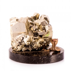 Композиция из камня "Кобра" Драгоценный камень пирит, мрамор