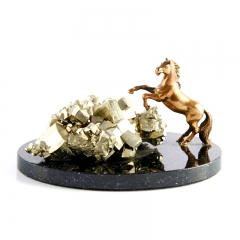Авторская работа Фигура из  камня "Конь" Драгоценный камень  пирит Литье бронза