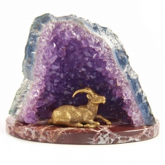 Фигура из камня "Козел на аметисте"  Драгоценный камень аметист Литье бронза