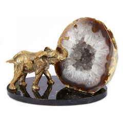 Композиция из камня "Слон" Драгоценный камень агат жеода  Литье бронза