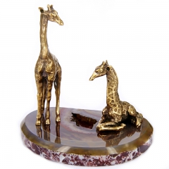 Композиция из камня "Два жирафа" Драгоценный камень агат, мрамор Литье бронза Авторская работа