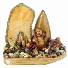 Композиция "Медведь" Драгоценный камень змеевик, селенит, пирит, яшма, аметист, агат, лазурит, родонит, бирюза литьевой мрамор