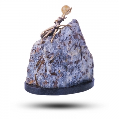 Композиция из камня "Жук" Камень астрофиллит