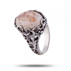 Кольцо с драгоценным камнем опал