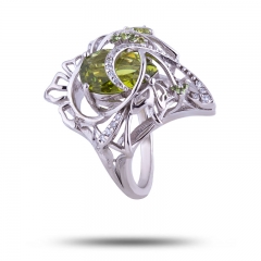 Серебряное кольцо с драгоценными камнями  хризолит, фианит